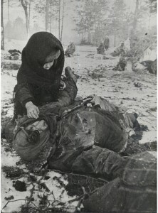 Советский ребенок рядом с убитой матерью.