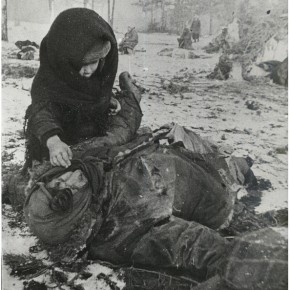Советский ребенок рядом с убитой матерью.